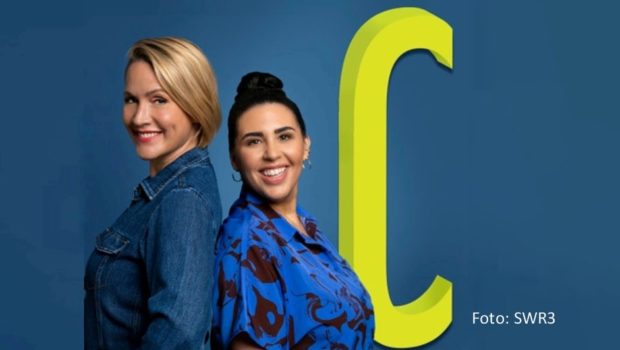 In der ARD Audiothek gibt’s wöchentlich eine neue Folge des Podcasts „Baborie & Rakers“ von und mit Judith Rakers und Ariana Baborie. Diesmal geht’s um Themen mit dem Anfangsbuchstaben „C“ – von Cringe über Cold-Brew-Kaffee bis hin zu Coulrophobie und… Pferdemasken. (Foto: SWR3)