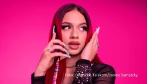 Rapperin Badmómzjay ist das Gesicht einer neuen Young-Kampagne der Deutschen Telekom. Unter dem Motto „Check das lieber nochmal!“ geht es darum, Vorurteile und Klischeevorstellungen zu hinterfragen. Das zugehörige Video basiert auf Badmómzjays Song „Mal mehr, mal weniger“. (Foto: Deutsche Telekom/Janine Sametzky)