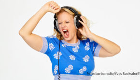 Ab morgen läuft Barbara Schönebergers „barba radio show“ samstagvormittags auch in Rheinland-Pfalz und auf einem weiteren Sender in Baden-Württemberg. Entsprechende Verträge wurden zwischen Regiocast und Audiotainment Südwest geschlossen. (Foto: barba radio/Yves Sucksdorff)