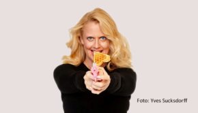 Entertainerin Barbara Schöneberger und ihr Kooperationspartner Regiocast nahmen mit „Mit den Waffeln einer Frau“ im Februar erstmals an der ma Podcast der Arbeitsgemeinschaft Media-Analyse teil. In der jetzt veröffentlichten Monats-Rangliste belegt das Format Platz 3 unter den Comedy-Podcasts. (Foto: Yves Sucksdorff)