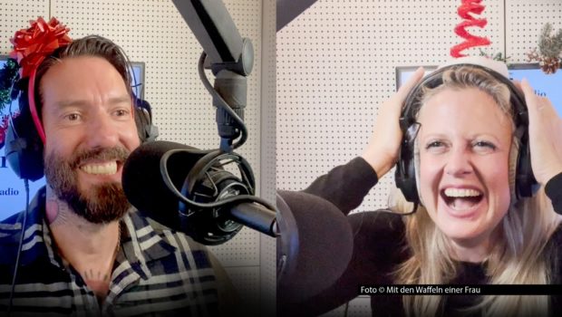 Es weihnachtet sehr im „Mit den Waffeln einer Frau“-Studio. Bevor nächste Woche das große Live-Weihnachtsspecial steigt, widmet sich Gastgeberin Barbara Schöneberger in der aktuellen Folge gemeinsam mit Alec Völkel den wichtigsten Fragen an den Weihnachtsmann. Foto © Mit den Waffeln einer Frau