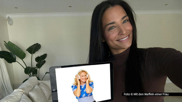 Zum ersten Mal ist Moderatorin Amira Aly zu Gast im Podcast „Mit den Waffeln einer Frau“ von Barbara Schöneberger. In der rund einstündigen Folge spricht die 32-Jährige offen über ihre beruflichen Anfänge, den überraschenden Sprung auf die Bühne – und ihren aktuellen Hausbau. Foto © Mit den Waffeln einer Frau