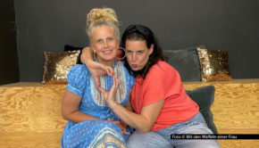 Schauspielerin Elena Uhlig ist zum ersten Mal bei Entertainerin Barbara Schöneberger in deren Podcast „Mit den Waffeln einer Frau“ zu Gast. In dem lebhaften Gespräch geht’s u.a. um Uhligs Zwergpudel, ihre Wahlheimat München und das richtige Trinkverhalten beim Käsefondue. Foto © Mit den Waffeln einer Frau