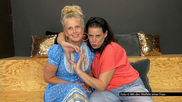 Schauspielerin Elena Uhlig ist zum ersten Mal bei Entertainerin Barbara Schöneberger in deren Podcast „Mit den Waffeln einer Frau“ zu Gast. In dem lebhaften Gespräch geht’s u.a. um Uhligs Zwergpudel, ihre Wahlheimat München und das richtige Trinkverhalten beim Käsefondue. Foto © Mit den Waffeln einer Frau