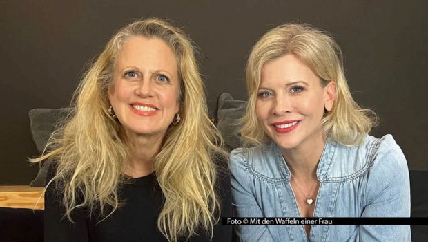 Für die neueste Ausgabe ihres Podcasts Mit den Waffeln einer Frau hat Barbara Schöneberger die Schauspielerin Eva Habermann ins barba-radio-Studio geladen. Die beiden sprechen u.a. über die schönen Seiten des Älterwerdens und die Dreharbeiten Kultfigur Horst Schlämmer. Foto © Mit den Waffeln einer Frau