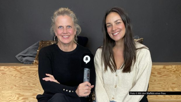 Am 28. Juli zeigt das Erste den Kinohit „Der Nachname“ im ARD SommerKino – mit Janina Uhse in einer der Hauptrollen. Schon vorab ist die Schauspielerin zu Gast bei Barbara Schöneberger. Im barba radio-Podcast erzählt sie u.a. von ihrer Kindheit in einer Schaustellerfamilie und ihrem Durchbruch bei „GZSZ“. Foto © Mit den Waffeln einer Frau