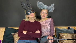 In der aktuellen Folge des barba radio-Podcast „Mit den Waffeln einer Frau“ spricht Gastgeberin Barbara Schöneberger mit Komikerin und Podcasterin Laura Larsson. Dabei geht’s u.a. um Erfolge beim Süßigkeiten-Verteilen, skandinavische Krimis und Gelee-Bananen. Foto © Mit den Waffeln einer Frau