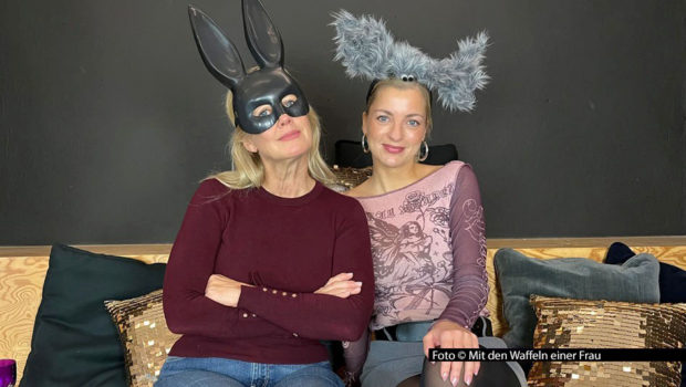 In der aktuellen Folge des barba radio-Podcast „Mit den Waffeln einer Frau“ spricht Gastgeberin Barbara Schöneberger mit Komikerin und Podcasterin Laura Larsson. Dabei geht’s u.a. um Erfolge beim Süßigkeiten-Verteilen, skandinavische Krimis und Gelee-Bananen. Foto © Mit den Waffeln einer Frau