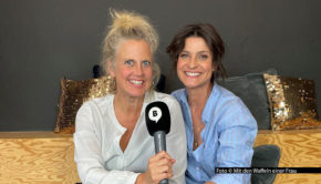 Nach dem „Sommerspezial“ geht’s in Barbara Schönebergers Podcast „Mit den Waffeln einer Frau“ weiter mit dem regulären Programm. Diesmal ist TV-Moderatorin Marlene Lufen zu Gast. Im launigen Talk sprechen die beiden u.a. über Kaffee, spannende Interviews, Madonna und Pedro Pascal. Foto © Mit den Waffeln einer Frau