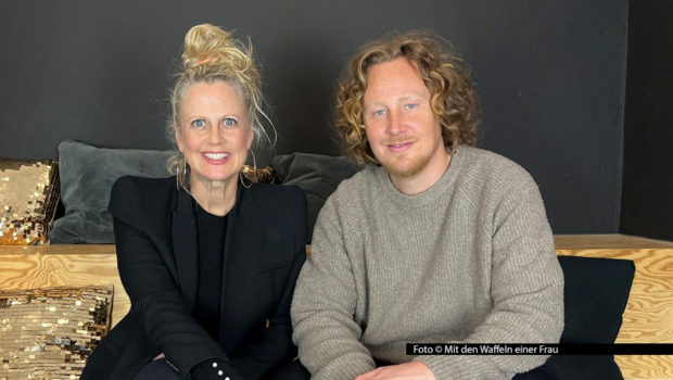 Singer-Songwriter Michael Schulte gelang vor acht Jahren der größte deutsche Erfolg in der jüngeren ESC-Geschichte. Mit Gastgeberin Barbara Schöneberger spricht er im Podcast „Mit den Waffeln einer Frau“ u.a. über den Musikwettbewerb, sein Verhältnis zu Fotoshootings und den Körper von Ed Sheeran. Foto © Mit den Waffeln einer Frau