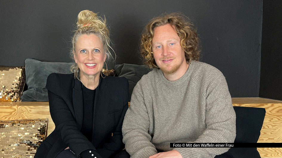 Singer-Songwriter Michael Schulte gelang vor acht Jahren der größte deutsche Erfolg in der jüngeren ESC-Geschichte. Mit Gastgeberin Barbara Schöneberger spricht er im Podcast „Mit den Waffeln einer Frau“ u.a. über den Musikwettbewerb, sein Verhältnis zu Fotoshootings und den Körper von Ed Sheeran. Foto © Mit den Waffeln einer Frau