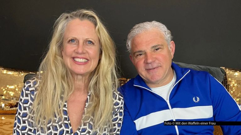 Rechtsmediziner und Bestsellerautor Michael Tsokos ist zu Gast in Barbara Schönbergers Podcast „Mit den Waffeln einer Frau“. Die beiden sprechen u.a. über die Arbeit im Sektionssaal, den Umgang mit besonderem Körperschmuck und den Leichtsinn von Männern. Foto © Mit den Waffeln einer Frau