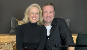 Sasha ist in der aktuellen Ausgabe des barba radio-Podcasts „Mit den Waffeln einer Frau“ zu Gast. Im Gespräch mit Barbara Schöneberger geht‘s u.a. um sein Comeback als Dick Brave, seine Fähigkeiten als Regal-Aufbauer und die Vorzüge von Fertiggerichten. (Foto © Mit den Waffeln einer Frau)