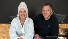 Zum Auftakt des vierteiligen „Sommerspezials“ ihres barba radio-Podcasts „Mit den Waffeln einer Frau“ trifft Barbara Schöneberger den Tatortreiniger und Desinfektor Thomas Kundt. Er berichtet aus seinem beruflichen Alltag. Es geht u.a. um Maden, Wasserstoffperoxid und den TV-Kollegen „Schotty“. Foto © Mit den Waffeln einer Frau