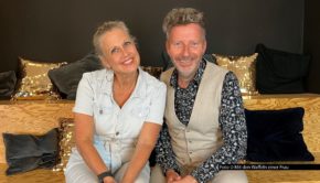 Pünktlich zum Start der ESC-Woche ist ARD-Kommentator Thorsten Schorn im Podcast-Studio bei Barbara Schöneberger zu Gast. In „Mit den Waffeln einer Frau“ geht’s natürlich um den Musikwettbewerb, aber auch um Fußball, Handwaschbecken, Messer am Flughafen und vieles mehr. Foto © Mit den Waffeln einer Frau