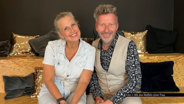 Pünktlich zum Start der ESC-Woche ist ARD-Kommentator Thorsten Schorn im Podcast-Studio bei Barbara Schöneberger zu Gast. In „Mit den Waffeln einer Frau“ geht’s natürlich um den Musikwettbewerb, aber auch um Fußball, Handwaschbecken, Messer am Flughafen und vieles mehr. Foto © Mit den Waffeln einer Frau