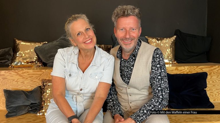 Pünktlich zum Start der ESC-Woche ist ARD-Kommentator Thorsten Schorn im Podcast-Studio bei Barbara Schöneberger zu Gast. In „Mit den Waffeln einer Frau“ geht’s natürlich um den Musikwettbewerb, aber auch um Fußball, Handwaschbecken, Messer am Flughafen und vieles mehr. Foto © Mit den Waffeln einer Frau