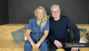 Musiklegende Herbert Grönemeyer ist zu Gast in Barbara Schönebergers Podcast „Mit den Waffeln einer Frau”. Die beiden sprechen über das neue Album des Musikers, die Anfänge seiner Karriere und seine ganz eigene Art Liedtexte zu schreiben. (Foto: barba radio)