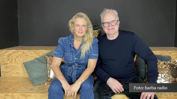 Musiklegende Herbert Grönemeyer ist zu Gast in Barbara Schönebergers Podcast „Mit den Waffeln einer Frau”. Die beiden sprechen über das neue Album des Musikers, die Anfänge seiner Karriere und seine ganz eigene Art Liedtexte zu schreiben. (Foto: barba radio)