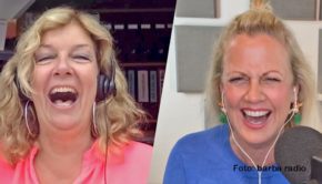 Barbara Schönebergers Moderationskollegin Bettina Tietjen ist in der aktuellen Podcast-Folge von „Mit den Waffeln einer Frau“ zu Gast. Dabei geht’s u.a. um Tietjens aktuelles Buch, in dem sie ihre eigenen Tagebücher verarbeitet hat. (Foto: barba radio)