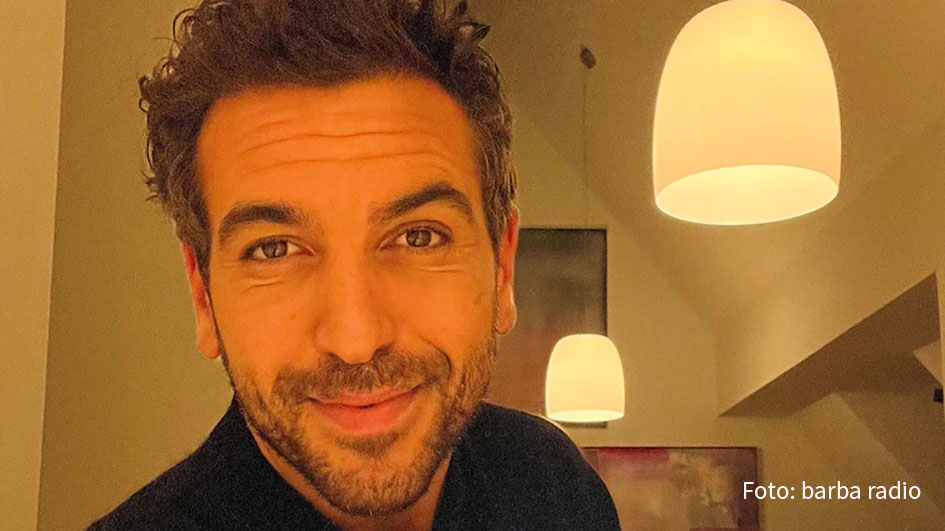 In der neuen Ausgabe des barba radio-Podcasts „Mit den Waffeln einer Frau“ ist in dieser Woche Elyas M’Barek zu Gast. Bei Barbara Schöneberger verrät der Schauspieler, welche Filmrolle für ihn ein absolutes Herzensprojekt war und wie er in diesem Jahr sein 40. Geburtstag gefeiert hat. (Foto: barba radio)