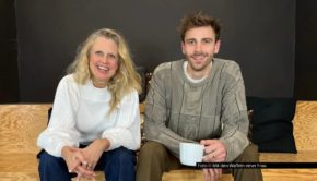 Ab sofort ist eine neue Folge des barba radio-Podcasts „Mit den Waffeln einer Frau“ verfügbar. Moderatorin Barbara Schöneberger begrüßt darin den Youtuber Fynn Kliemann zu frisch gebackenen Waffeln und einem Gespräch über die Höhen und Tiefen seiner bewegten Unternehmerkarriere. Foto © Mit den Waffeln einer Frau