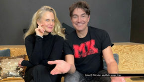 Mit Comedian und Moderator Matze Knop als Gast läutet Entertainerin Barbara Schöneberger in ihrem Podcast „Mit den Waffeln einer Frau“ die heiße Phase der Vorweihnachtszeit ein. Die beiden sprechen u.a. über Weihnachtsessen, Krippenspiel und das „Last Christmas“-Musikvideo. Foto © Mit den Waffeln einer Frau