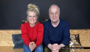 Üblicherweise stellen Barbara Schöneberger und Hubertus Meyer-Burckhardt als Moderations-Duo die Fragen in der „NDR Talk Show“. Im barba radio-Podcast „Mit den Waffeln einer Frau“ sind die Rollen unterdessen anders verteilt: Sie fragt und er antwortet. (Foto: © Mit den Waffeln einer Frau)