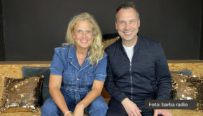 Bereits zum zweiten Mal ist der Schriftsteller Sebastian Fitzek zu Gast in Barbara Schönebergers Podcast „Mit den Waffeln einer Frau“. In der neuen Ausgabe spricht der Thrillerautor über Kaffee, Kontrollverlust und Kugelschreiber-Teilchen sowie die Verfilmung seines Romans „Die Therapie“ als Miniserie. (Foto: barba radio)