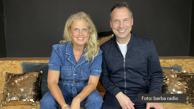 Bereits zum zweiten Mal ist der Schriftsteller Sebastian Fitzek zu Gast in Barbara Schönebergers Podcast „Mit den Waffeln einer Frau“. In der neuen Ausgabe spricht der Thrillerautor über Kaffee, Kontrollverlust und Kugelschreiber-Teilchen sowie die Verfilmung seines Romans „Die Therapie“ als Miniserie. (Foto: barba radio)