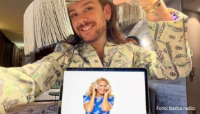 Moderator Riccardo Simonetti ist in der aktuellen Ausgabe des barba radio-Podcasts „Mit den Waffeln einer Frau“ zu Gast. Mit Barbara Schöneberger spricht er über die Dreharbeiten zu seiner neuen ARD-Show, ein besonders schönes Kompliment und sein Verhältnis zu Superstar Cher. (Foto: barba radio)