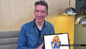 Zur aktuellen Ausgabe des barba radio-Podcasts „Mit den Waffeln einer Frau“ begrüßt Entertainerin Barbara Schöneberger den „stern TV“-Moderator Steffen Hallaschka.