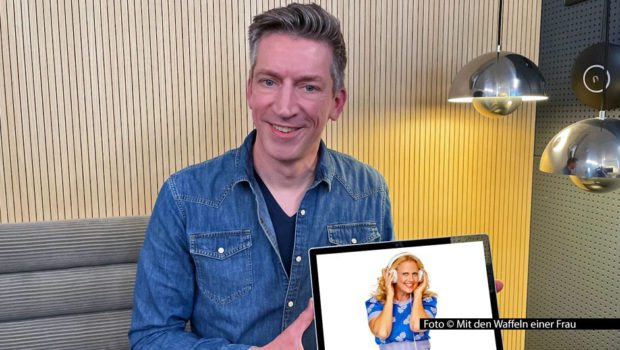 Zur aktuellen Ausgabe des barba radio-Podcasts „Mit den Waffeln einer Frau“ begrüßt Entertainerin Barbara Schöneberger den „stern TV“-Moderator Steffen Hallaschka.
