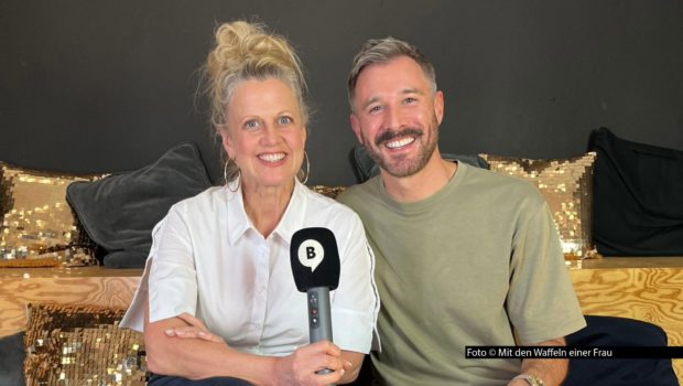 Barbara Schönebergers Podcast „Mit den Waffeln einer Frau“ geht in eine neue Runde. Diesmal begrüßt die Entertainerin den Moderator und Schauspieler Jochen Schropp als Gast. Die beiden sprechen u.a. über Dating, Beauty-Routinen und die Mokassins von Justin Trudeau. Foto © Mit den Waffeln einer Frau