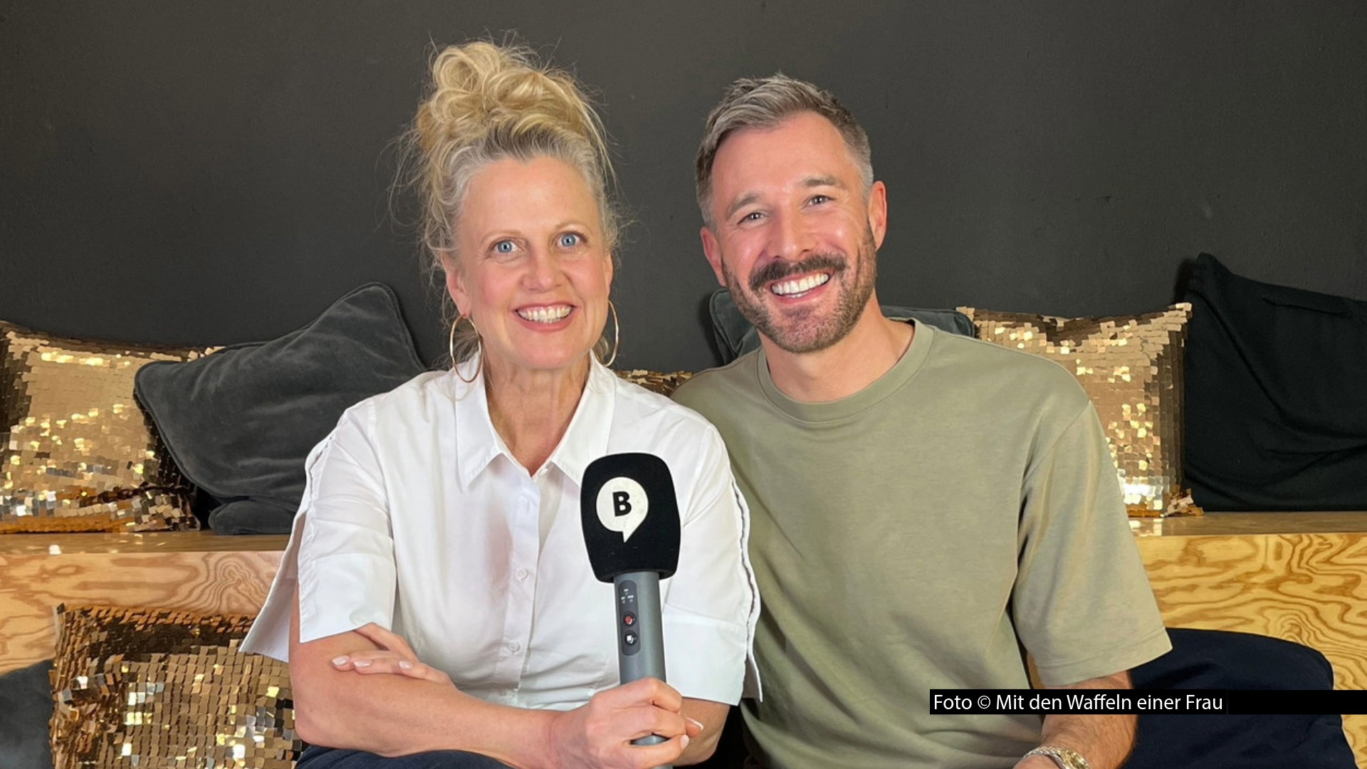 Barbara Schönebergers Podcast „Mit den Waffeln einer Frau“ geht in eine neue Runde. Diesmal begrüßt die Entertainerin den Moderator und Schauspieler Jochen Schropp als Gast. Die beiden sprechen u.a. über Dating, Beauty-Routinen und die Mokassins von Justin Trudeau. Foto © Mit den Waffeln einer Frau