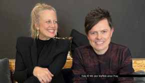 Musiker und Friedensaktivist Michael Patrick Kelly ist zu Gast bei Entertainerin Barbara Schöneberger in der aktuellen Ausgabe des barba radio-Podcasts „Mit den Waffeln einer Frau“. Er spricht u.a. über exotische Fangeschenke, Karnevalsverkleidungen und Bauchweg-Unterwäsche. (Foto © Mit den Waffeln einer Frau)