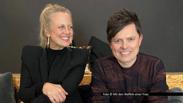Musiker und Friedensaktivist Michael Patrick Kelly ist zu Gast bei Entertainerin Barbara Schöneberger in der aktuellen Ausgabe des barba radio-Podcasts „Mit den Waffeln einer Frau“. Er spricht u.a. über exotische Fangeschenke, Karnevalsverkleidungen und Bauchweg-Unterwäsche. (Foto © Mit den Waffeln einer Frau)