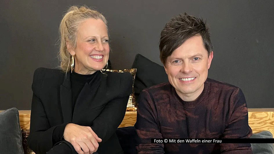Musiker und Friedensaktivist Michael Patrick Kelly ist zu Gast bei Entertainerin Barbara Schöneberger in der aktuellen Ausgabe des barba radio-Podcasts „Mit den Waffeln einer Frau“. Er spricht u.a. über exotische Fangeschenke, Karnevalsverkleidungen und Bauchweg-Unterwäsche. (Foto © Mit den Waffeln einer Frau)