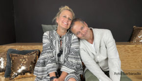 In der aktuellen Ausgabe des barbaradio-Podcasts „Mit den Waffeln einer Frau“ spricht Dieter Nuhr über seine Karriere als Kabarettist und seine Arbeit als bildender Künstler. Dabei macht er deutlich: Mit Zielstrebigkeit hat sein Erfolg in beiden Bereichen offenbar nichts zu tun. (Foto: barbaradio)