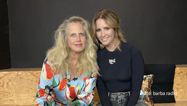 In einer neuen Folge des Podcasts „Mit den Waffeln einer Frau“ sprechen die Kolleginnen Barbara Schöneberger und Mareile Höppner u.a. über Macho-Allüren auf Galas und roten Teppichen – und eine witzige Anekdote mit TV-Legende Joachim Fuchsberger. (Foto: barba radio)