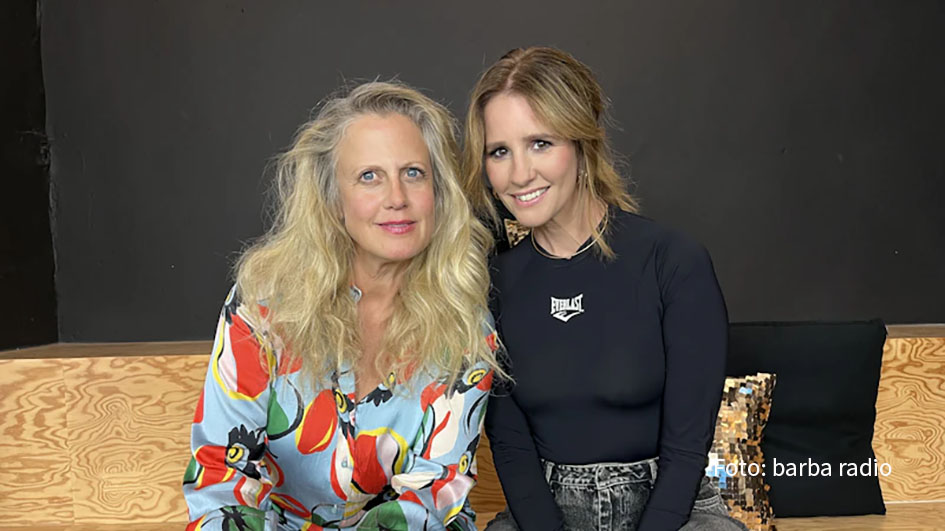In einer neuen Folge des Podcasts „Mit den Waffeln einer Frau“ sprechen die Kolleginnen Barbara Schöneberger und Mareile Höppner u.a. über Macho-Allüren auf Galas und roten Teppichen – und eine witzige Anekdote mit TV-Legende Joachim Fuchsberger. (Foto: barba radio)