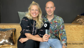 Moderator, Schauspieler und Sänger Oliver Petszokat ist in der aktuellen Ausgabe von Barbara Schönebergers barba radio-Podcast „Mit den Waffeln einer Frau“ zu Gast. Die beiden sprechen über die Arbeit, über Haare und fleischlose Ernährung. (Foto: barba radio)