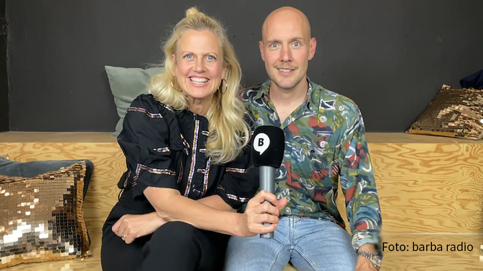 Moderator, Schauspieler und Sänger Oliver Petszokat ist in der aktuellen Ausgabe von Barbara Schönebergers barba radio-Podcast „Mit den Waffeln einer Frau“ zu Gast. Die beiden sprechen über die Arbeit, über Haare und fleischlose Ernährung. (Foto: barba radio)