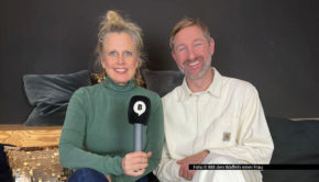 In der neuen Folge ihres Podcasts „Mit den Waffeln einer Frau“ begrüßt Barbara Schöneberger Moderator Daniel Boschmann, der nicht nur Blumen mitbringt, sondern offen über seinen „Traumjob“ im Frühstücksfernsehen spricht. Foto © Mit den Waffeln einer Frau