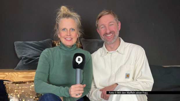 In der neuen Folge ihres Podcasts „Mit den Waffeln einer Frau“ begrüßt Barbara Schöneberger Moderator Daniel Boschmann, der nicht nur Blumen mitbringt, sondern offen über seinen „Traumjob“ im Frühstücksfernsehen spricht. Foto © Mit den Waffeln einer Frau