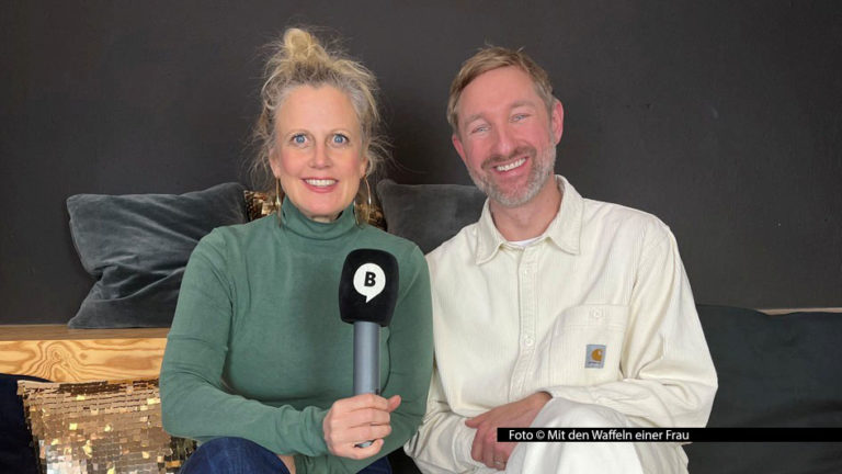 In der neuen Folge ihres Podcasts „Mit den Waffeln einer Frau“ begrüßt Barbara Schöneberger Moderator Daniel Boschmann, der nicht nur Blumen mitbringt, sondern offen über seinen „Traumjob“ im Frühstücksfernsehen spricht. Foto © Mit den Waffeln einer Frau