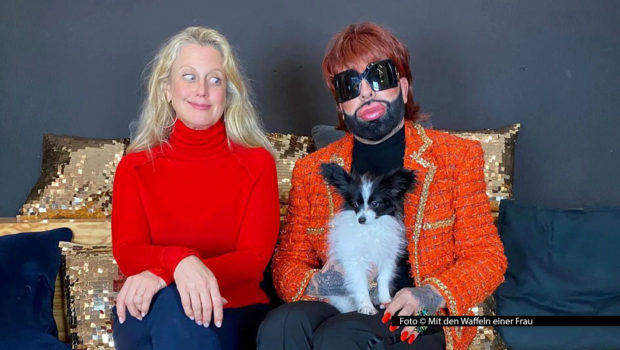 Was man immer schon über Harald Glööckler wissen wollte, aber nie zu fragen wagte: Im barba radio-Podcast „Mit den Waffeln einer Frau“ löchert Barbara Schöneberger den Modeprinzen mit Fragen. Was bedeutet ihm Disziplin? Hat er einen Führerschein? Und: Kann er überhaupt unerkannt Gassi gehen? (Foto © Mit den Waffeln einer Frau)