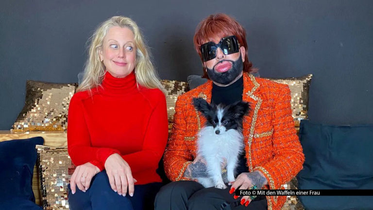 Was man immer schon über Harald Glööckler wissen wollte, aber nie zu fragen wagte: Im barba radio-Podcast „Mit den Waffeln einer Frau“ löchert Barbara Schöneberger den Modeprinzen mit Fragen. Was bedeutet ihm Disziplin? Hat er einen Führerschein? Und: Kann er überhaupt unerkannt Gassi gehen? (Foto © Mit den Waffeln einer Frau)