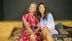 Für Barbara Schöneberger ist es das Treffen zweier Königskinder, die endlich zueinander gefunden haben. In ihrem barba radio-Talk „Mit den Waffeln einer Frau“ spricht sie mit Verona Pooth über Hochzeit, Schwangerschaft, Kinder und Brustgrößen. (Foto: barba radio)