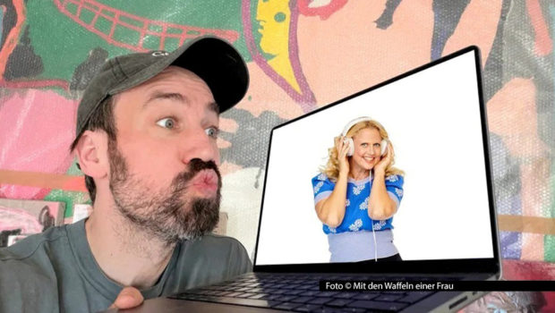 Zur neuen Ausgabe des barba radio-Podcasts „Mit den Waffeln einer Frau“ begrüßt Gastgeberin Barbara Schöneberger den „Dschungelcamp“-Moderator Jan Köppen. Er spricht mit ihr u.a. über Kisten in seinem Keller, fragwürdige Date-Ideen und die Freizeitgestaltung in Australien. (Foto © Mit den Waffeln einer Frau)